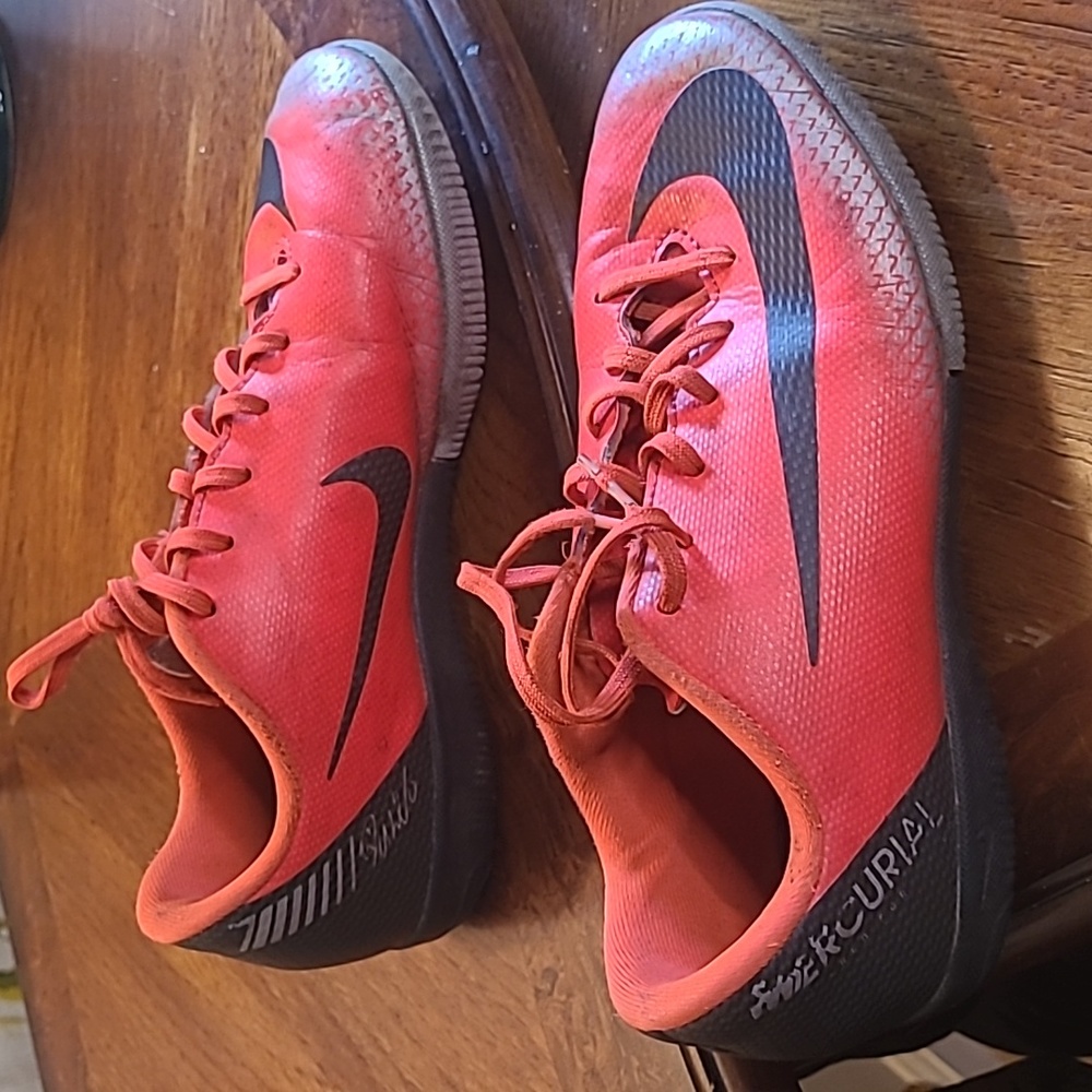 Nike Mercurial Vapor X 12 Academy CR7 classic red and black Nike youth Size 4